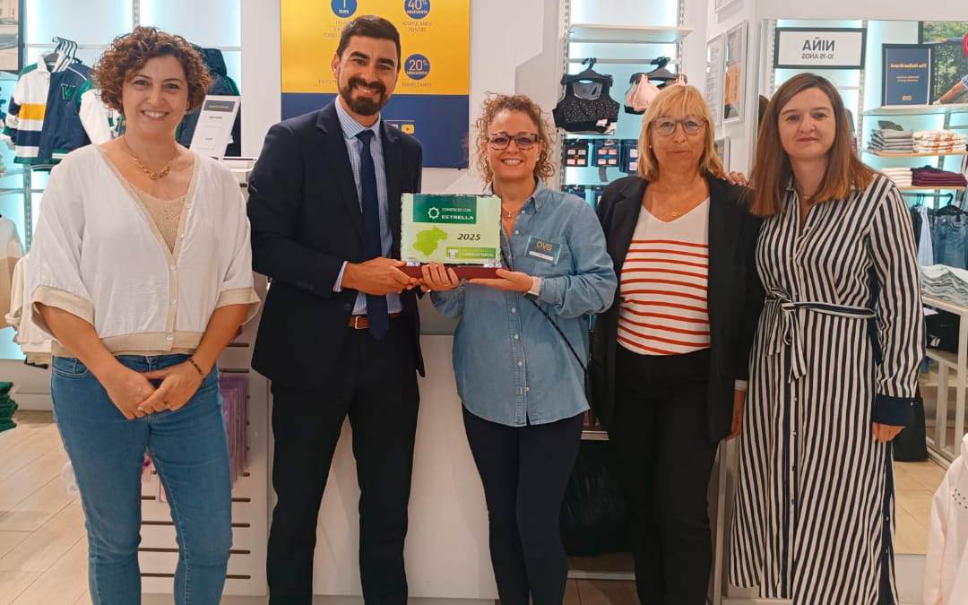 Entrega del galardón OVS Kids de Alcañiz, ayer en el comercio. / L.C