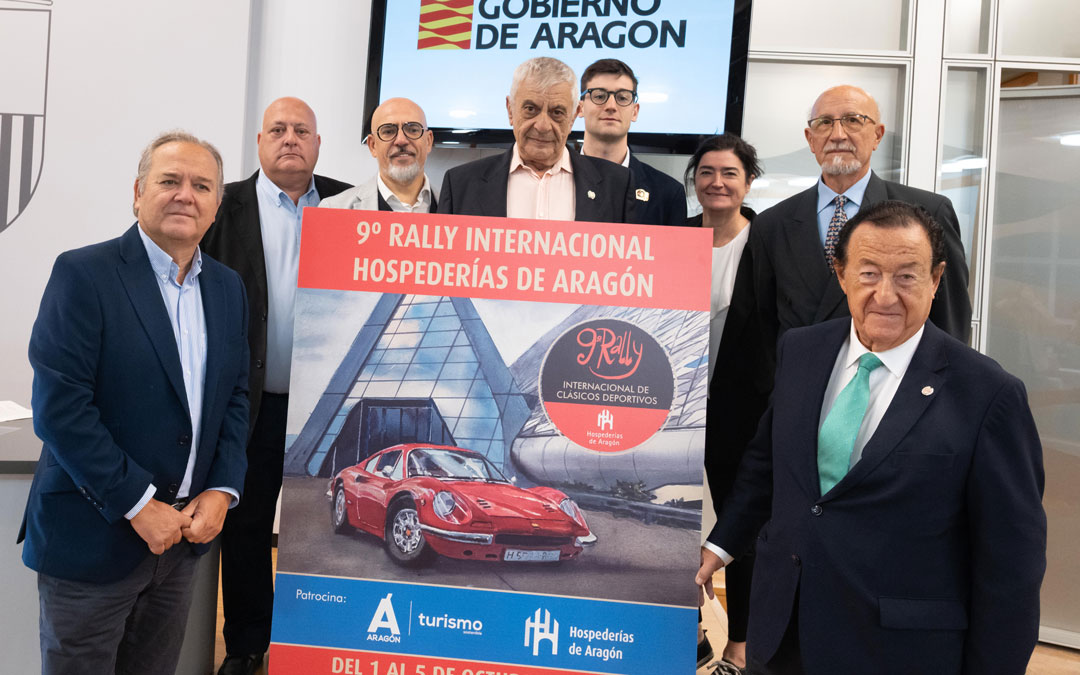 Foto de familia de los organizadores de la prueba con el cartel./ DGA