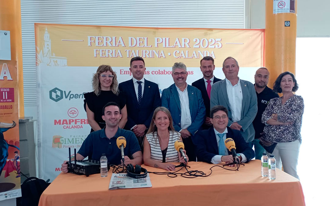 Los distintos entrevistados junto a los micrófonos de Radio La Comarca./ L.C.