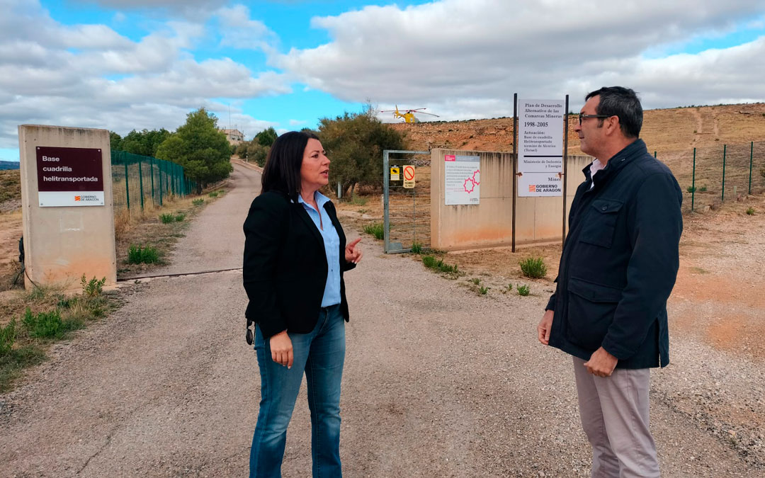 Guía y Gimeno en la entrada de la base de la cuadrilla helitransportada de Alcorisa./ PSOE TE