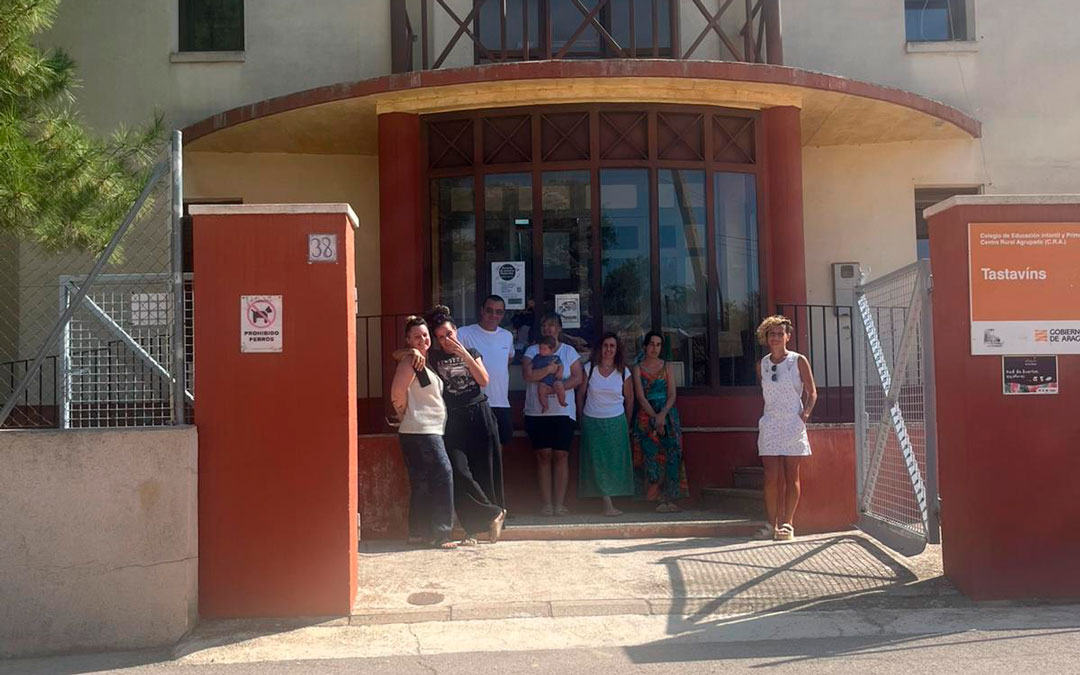 Familias del AMPA y usuarios del servico de madrugadores posan a la puerta del aula del CRA Tastavins después de una reunión informativa sobre los servicios de conciliación con los que contará este año el centro./ M.L.
