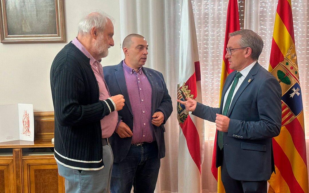 El presidente de la Diputación de Teruel, Joaquín Juste, y los representantes de Arcatur./ DPT