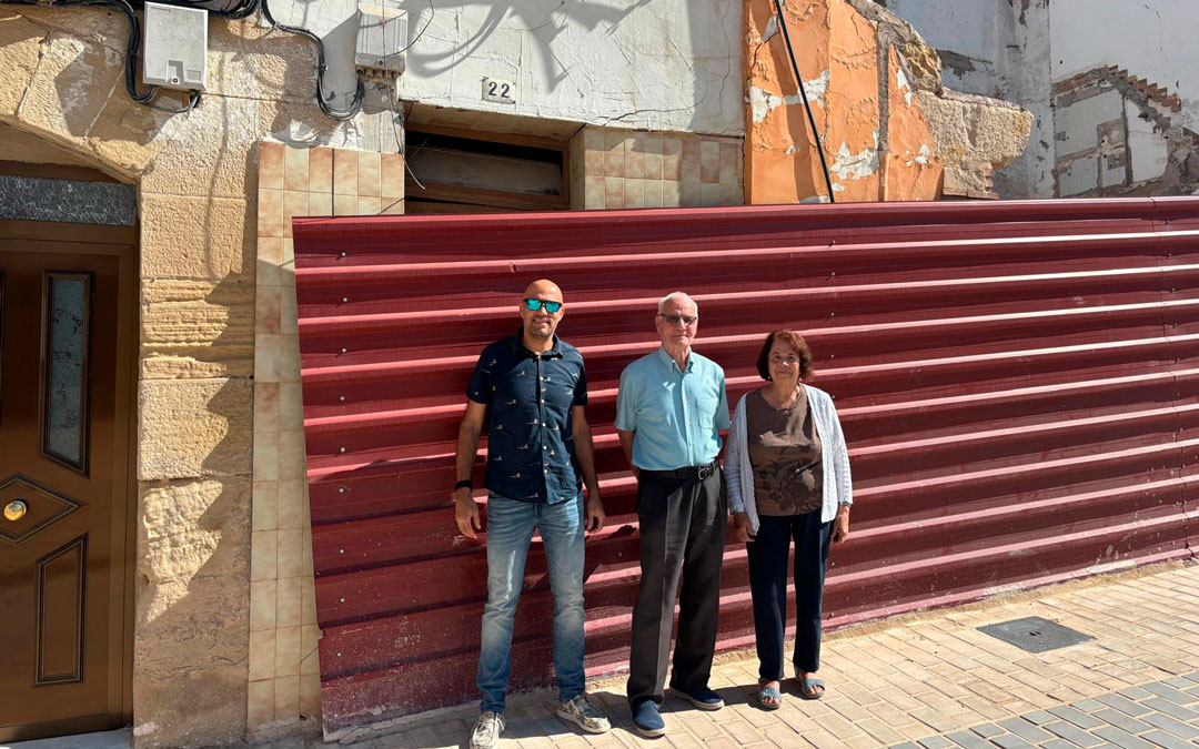 La pareja posa junto a su hijo Pere ante la que un día fue la casa familiar./ M.M.R.