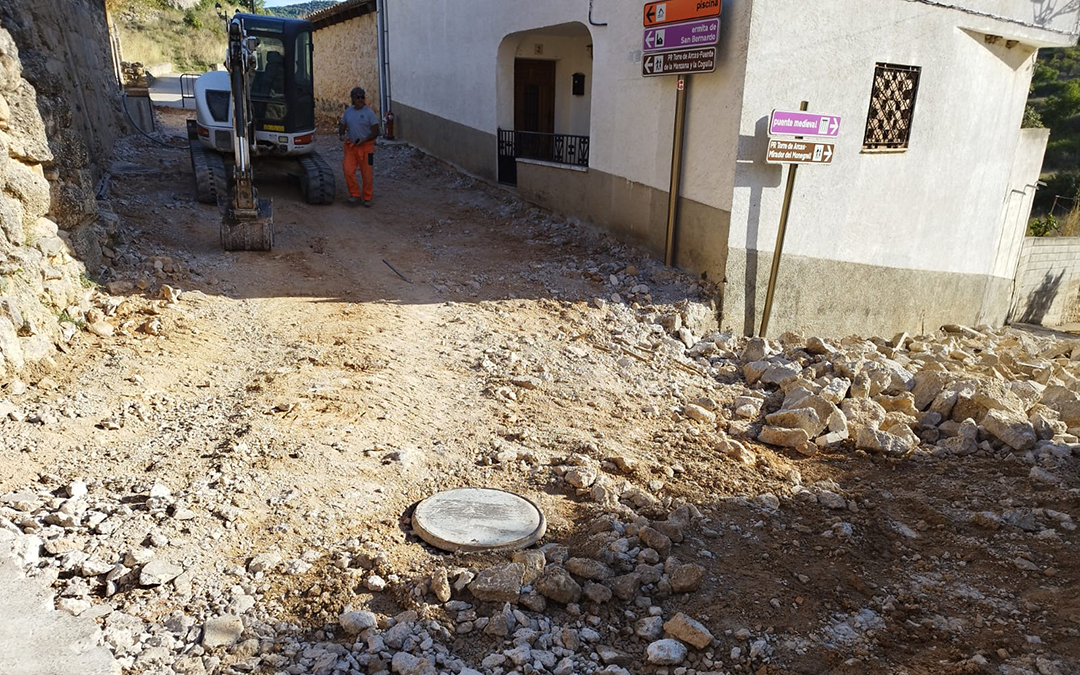 Imagen de la actuación que se está llevando a cabo en Torre de Arcas./Luis Lasmarías