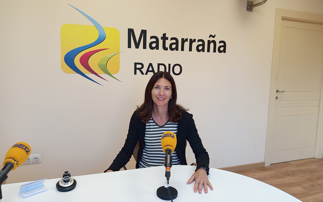 Ana Belén Molinos, concejala de cultura del Ayuntamiento de Valderrobres, visita nuestros estudios. La COMARCA