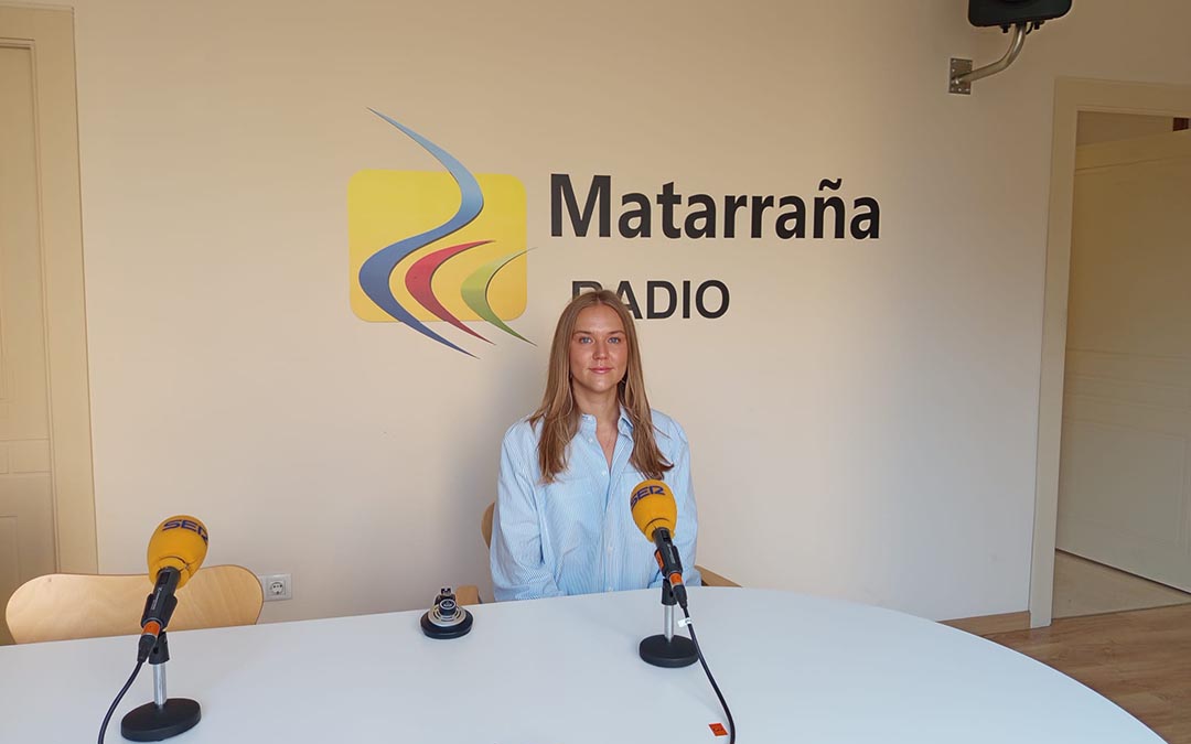 Anastasia Mundo en Matarraña Radio para hablarnos sobre su reto de 100 días "La memoria del sol"./La COMARCA