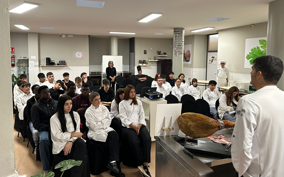 Taller de Javier Robles, sobre cocina aragonesa en el IES Matarraña./Dabi Latas