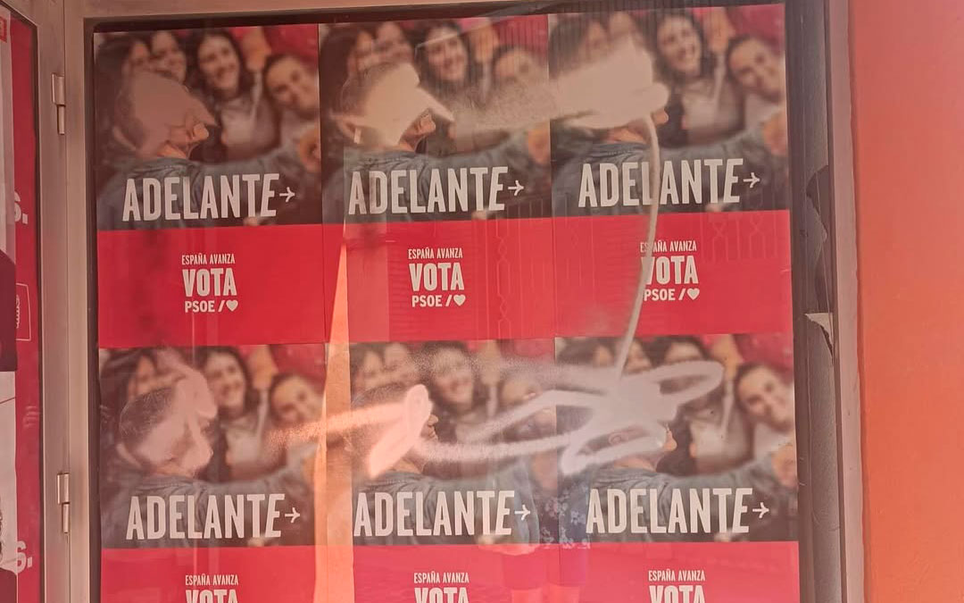 La cara del presidente del Gobierno ha sido tachada con pintura en spray en los carteles de la sede./ PSOE CALANDA
