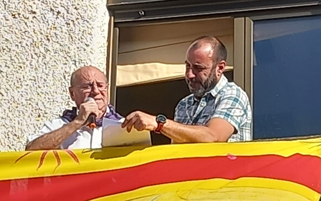 Ángel Segundo dando el pregón junto al alcalde, Luis Ezquerra. / L.C.