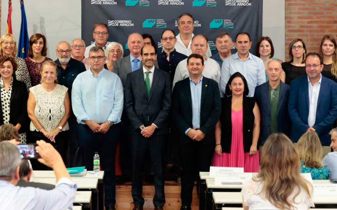 Representantes de las 34 entidades que se han adherido a la red./ DGA.