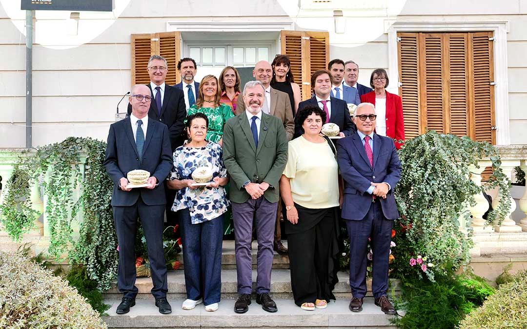 El presidente Jorge Azcón junto a los premiados./ Fabián Simón.