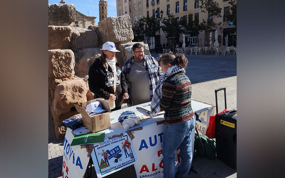 Recogida de firmas de Teruel Existe en Zaragoza para la A-68. / TE