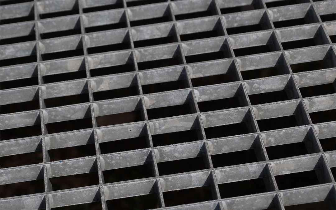 Plano corto de una plancha con recubrimiento de zinc
