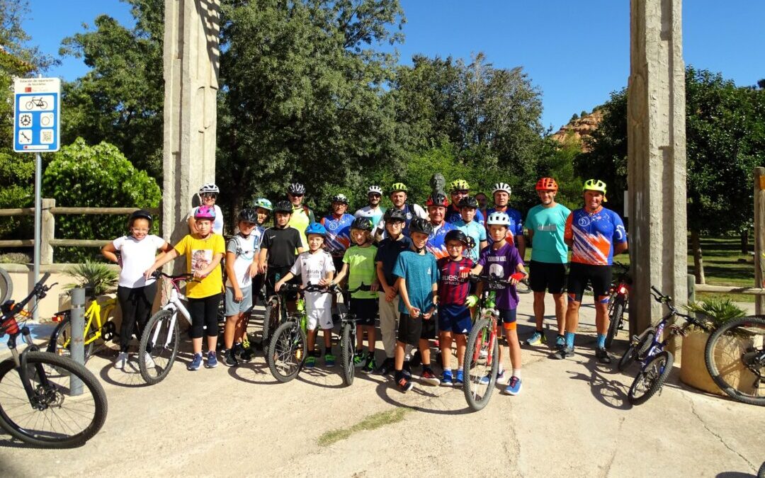 Escolares y ciclistas profesionales disfrutaron el pasado jueves 2 de octubre de la salida en BTT./ Deporte Alcorisa.