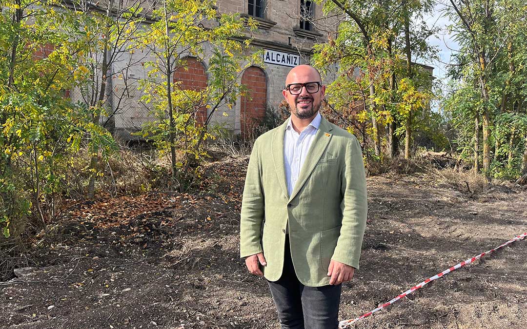 Alberto Izquierdo, este lunes, en la antigua estación de Alcañiz, desde donde ha reclamadp la vuelta del tren al Bajo Aragón / L. Castel