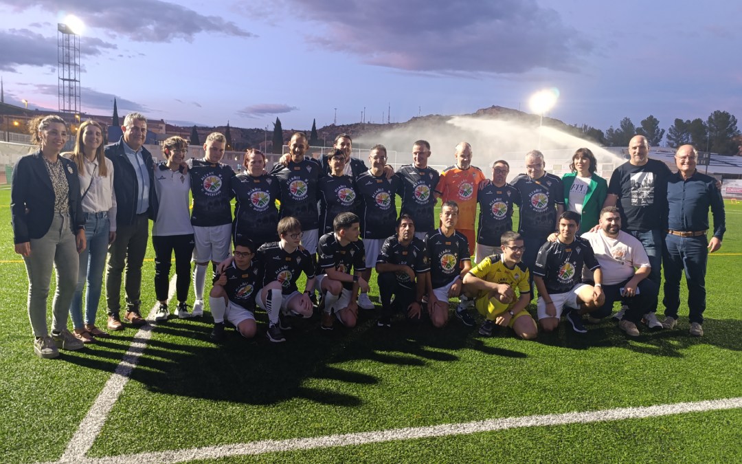 La plantilla del Alcañiz C.F. Diversidad posa junto al presidente del club Antonio Navarro y miembros del Ayuntamiento/L.C.