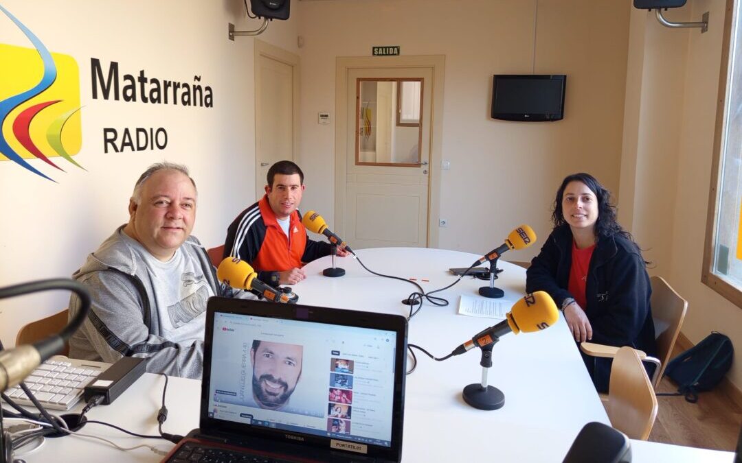 Esther Bernard, directora de ATADI Valderrobres, junto a Francisco Bes y Fermín Ortíz, usuarios del centro, en su espacio mensual "Voces de ATADI"./M.J. Salvador