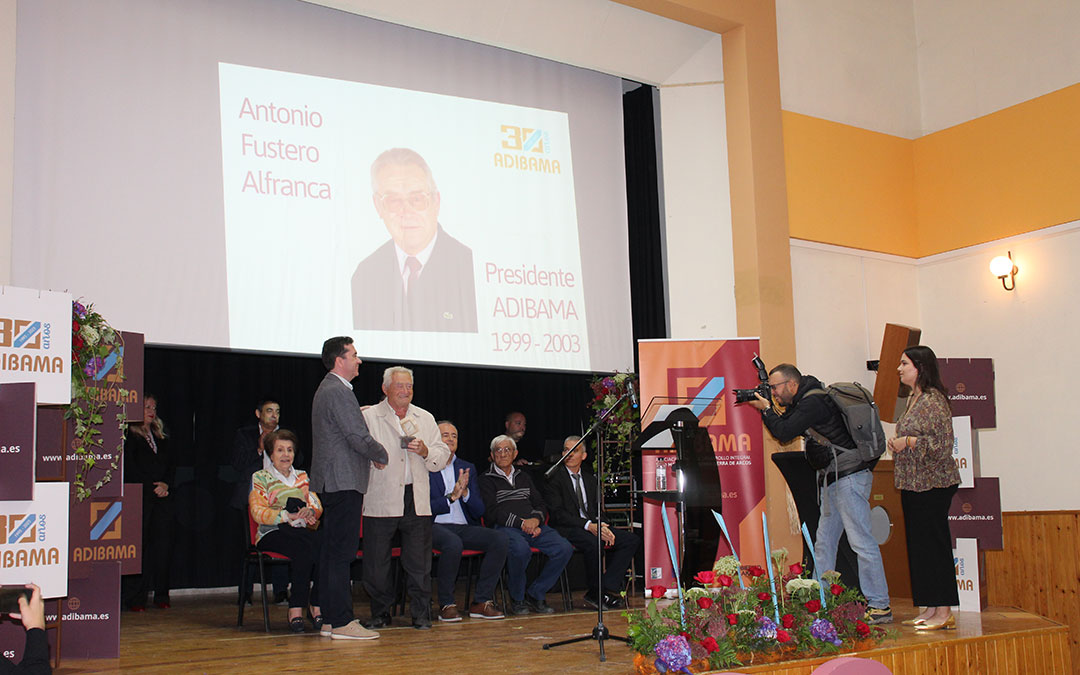Homenaje a los cinco presidentes que ha tenido Adibama entre 1995 y 2023. Los fallecidos tuvieron representación familiar o institucional. / B. Severino