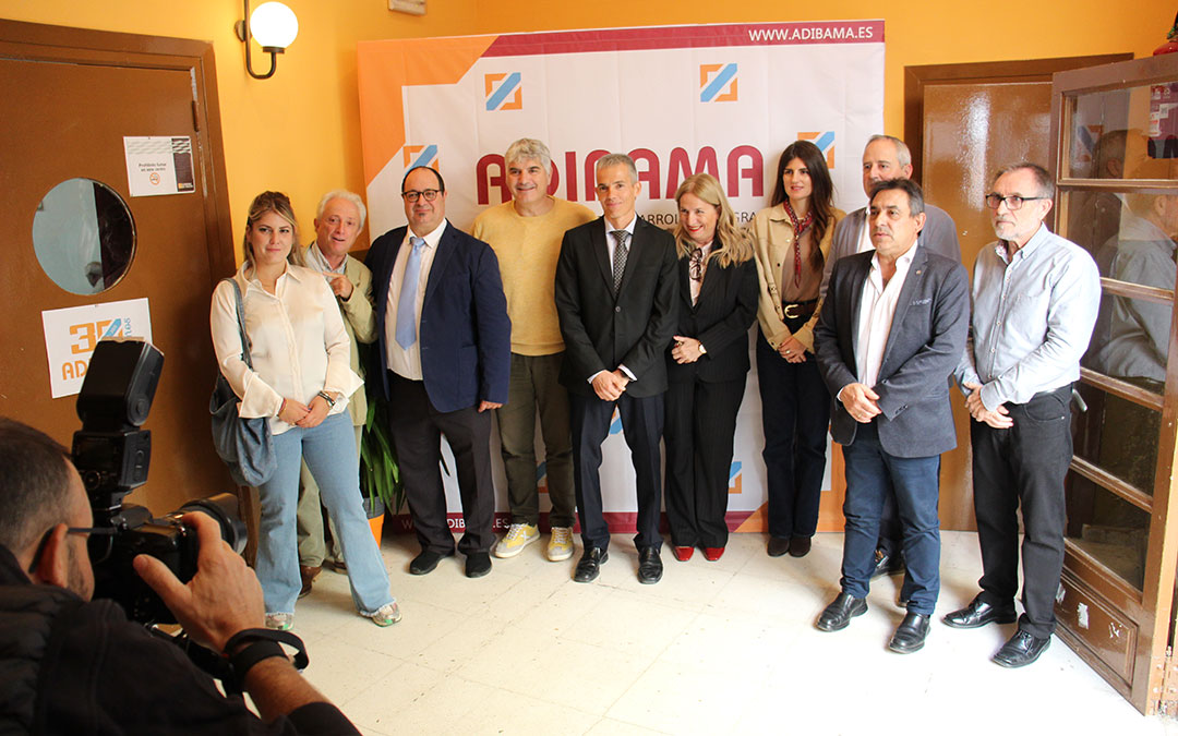 Buena parte de la junta de Adibama en el photocall posando ante el objetivo de Ricardo Rodríguez, el poblano al frente de Káralom. / B. Severino
