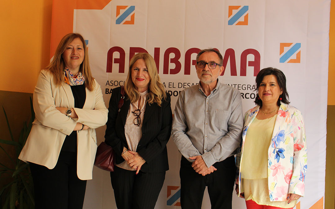 La administrativo de Adibama, Beatriz Serrano; presidenta, Pilar Ortiz; el gerente, José Vicente Querol y la técnico, Olivia Monzón. Posaron antes del acto. / B. Severino