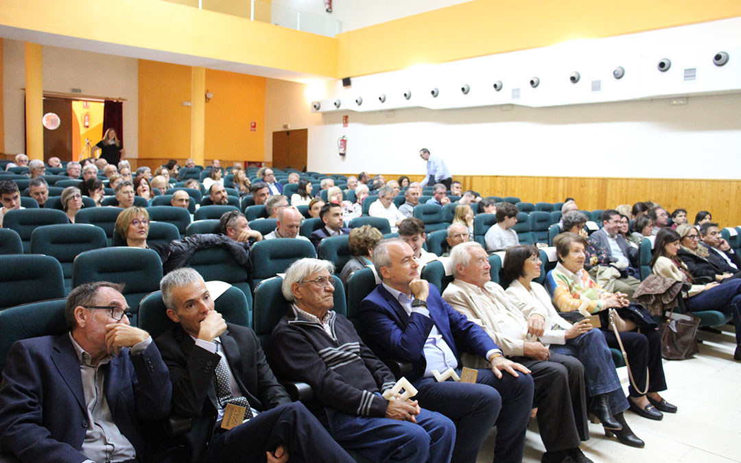 Adibama celebró su 30 aniversario en el cine-teatro de Albalate con invitados. / B. Severino