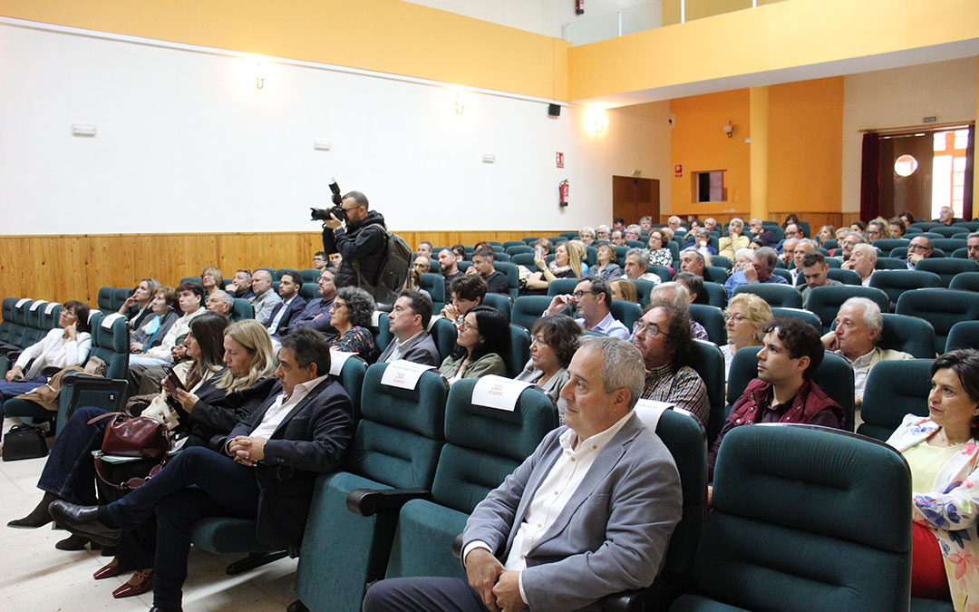 Adibama celebró su 30 aniversario en el cine-teatro de Albalate con invitados. / B. Severino