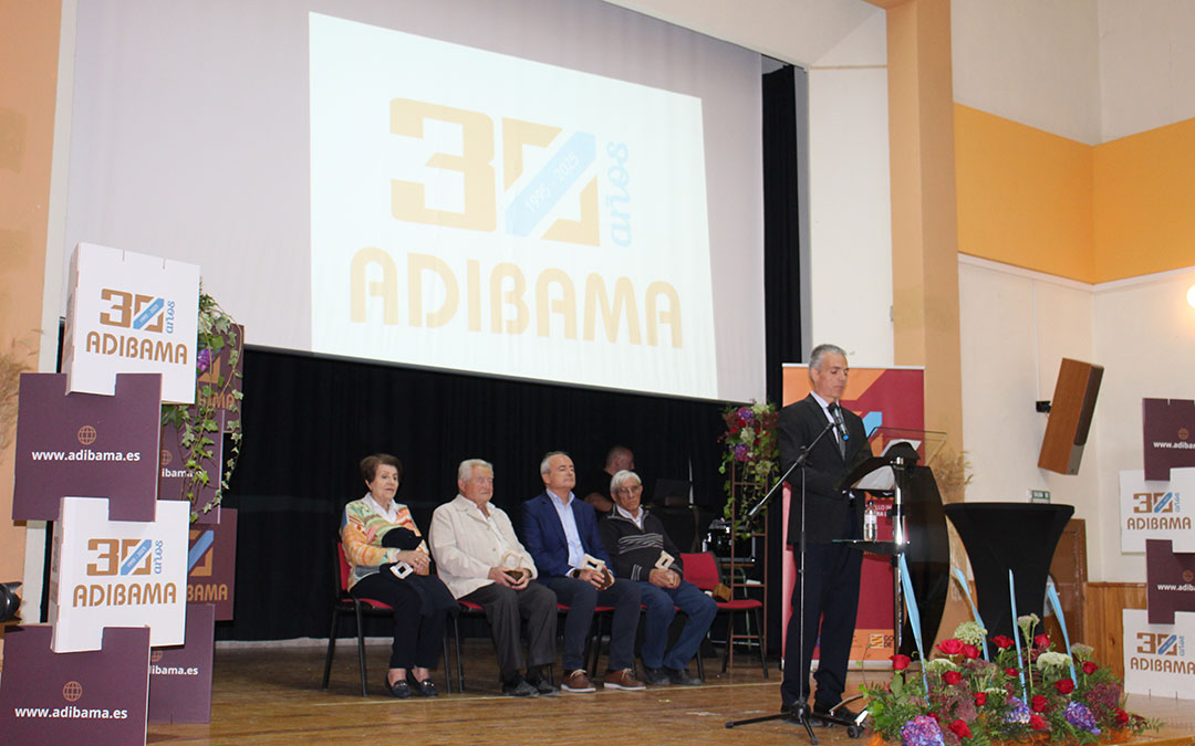 David Pérez habló en nombre de los presidentes homenajeados. / B. Severino