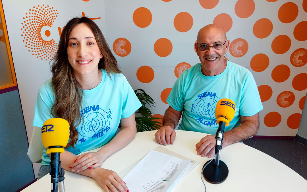 Maite Hernández y Javier Sáenz en Radio La Comarca./ A.G.
