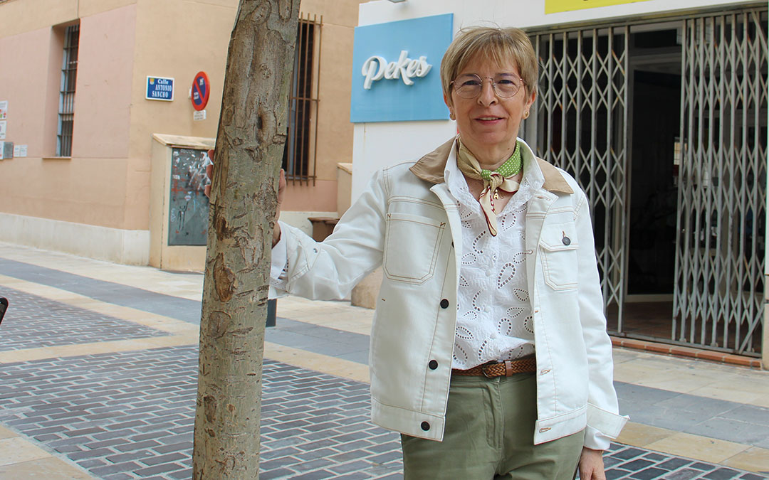 Angelines Pascual, en la calle Blasco delante de la tienda Pekes, tras cerrar una etapa. / B. Severino