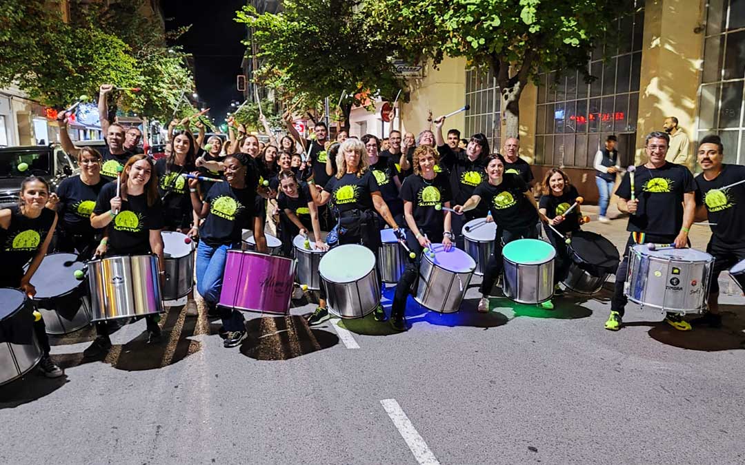 Alcabatuk, de Alcañiz, en el desfile del II Encuentro de Batucadas de Alcañiz 2025. / Alberto Gracia