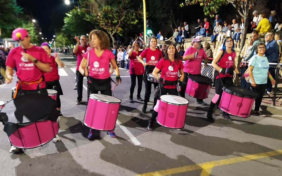 Dingolondango, de Sabiñánigo, en el desfile del II Encuentro de Batucadas de Alcañiz 2025. / Alberto Gracia