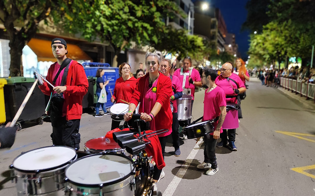 Batu'cava, de Terres de l'Ebre, en el desfile del II Encuentro de Batucadas de Alcañiz 2025. / Alberto Gracia