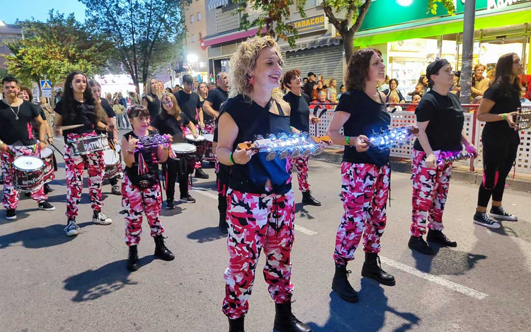 Battuxanga, de Alcañiz, en el desfile del II Encuentro de Batucadas de Alcañiz 2025. / Alberto Gracia