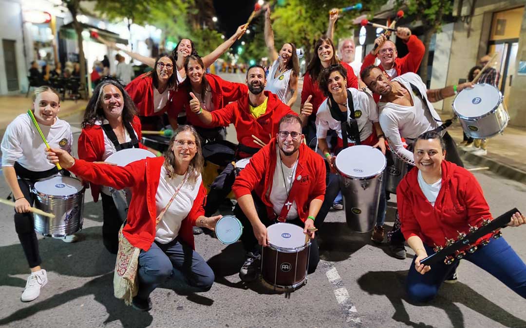 A Ritmo de Vida, de Valderrobres, en el desfile del II Encuentro de Batucadas de Alcañiz 2025. / Alberto Gracia
