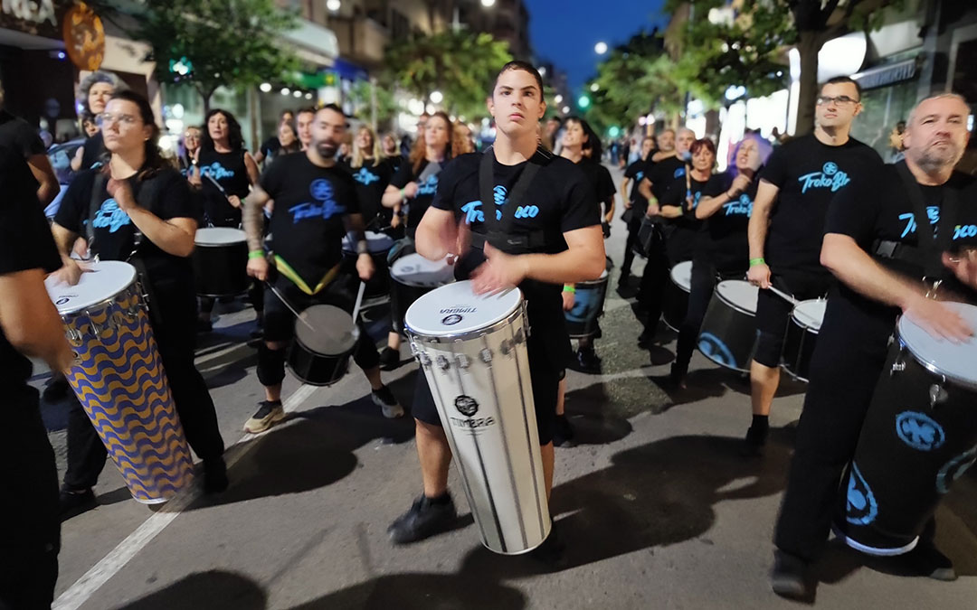 Trokobloco, de Zaragoza, en el desfile del II Encuentro de Batucadas de Alcañiz 2025. / Alberto Gracia