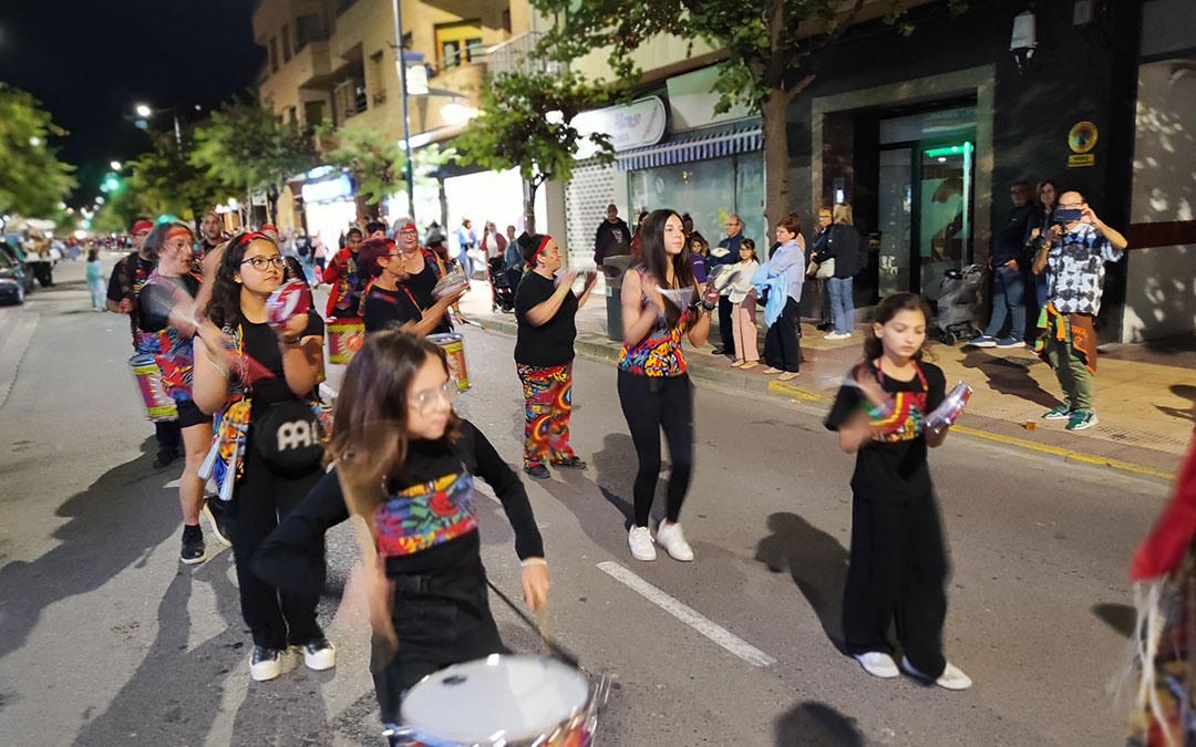 Tokoxtu, de Amposta, en el desfile del II Encuentro de Batucadas de Alcañiz 2025. / Alberto Gracia