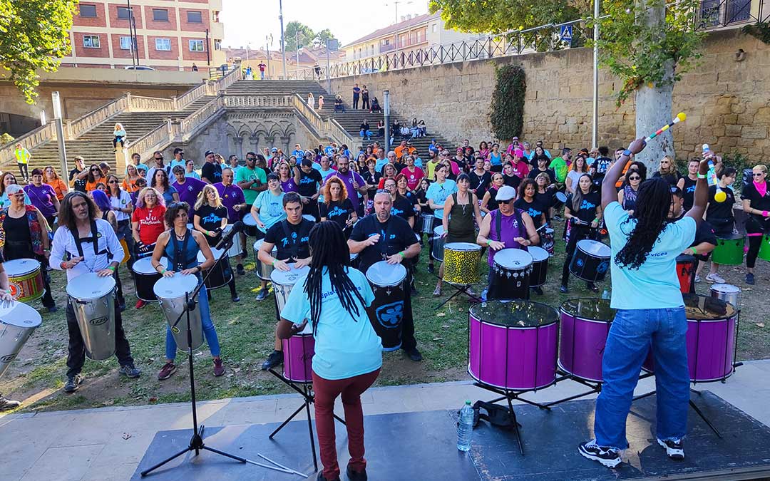 Taller de percusión con Allison Adesida en el II Encuentro de Batucadas de Alcañiz 2025. / Alberto Gracia