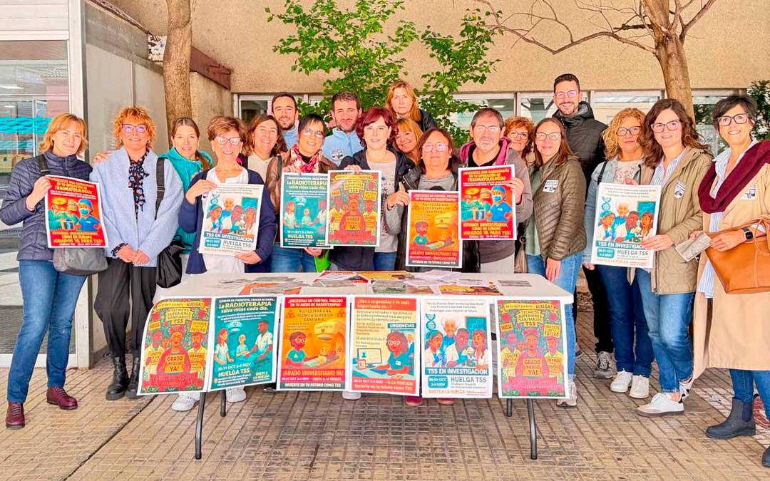 Los TSS en huelga frente al Hospital de Alcañiz./ Laura Núñez