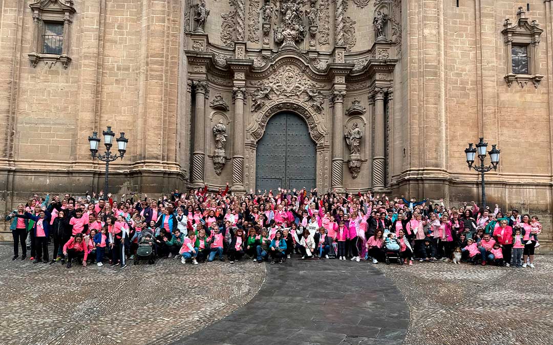 foto de familia de la marcha contra el cancer./ L.A.