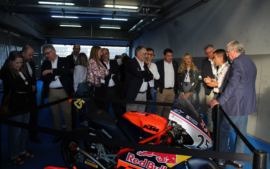 Visita institucional al paddock y los boxes durante la competición en MotoStundet. / B. Severino