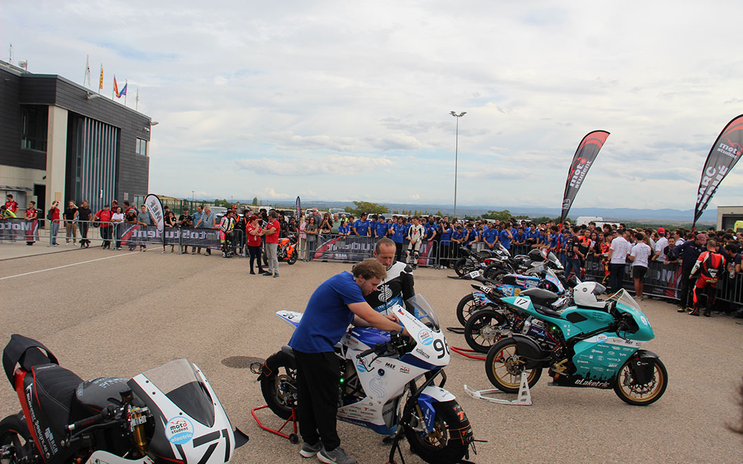Alegría, tensión y adrenalina en el domingo de carreras de MotoStudent 2025. / B. Severino