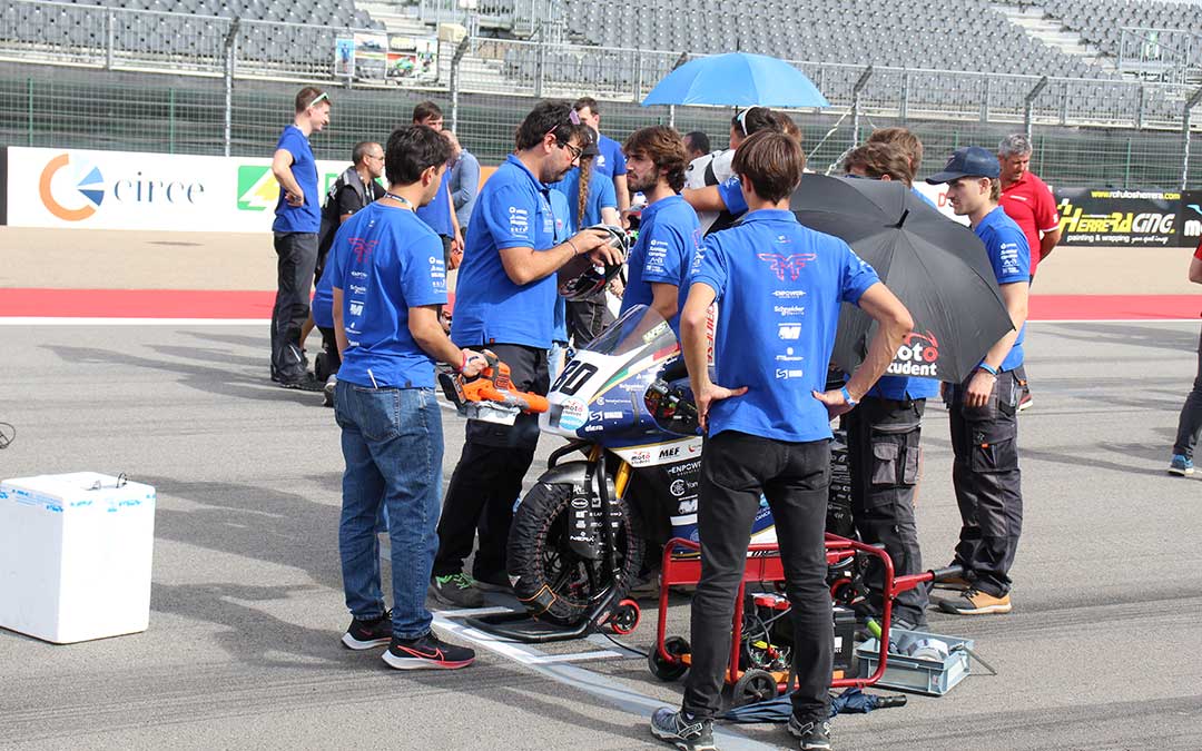 Alegría, tensión y adrenalina en el domingo de carreras de MotoStudent 2025. / B. Severino