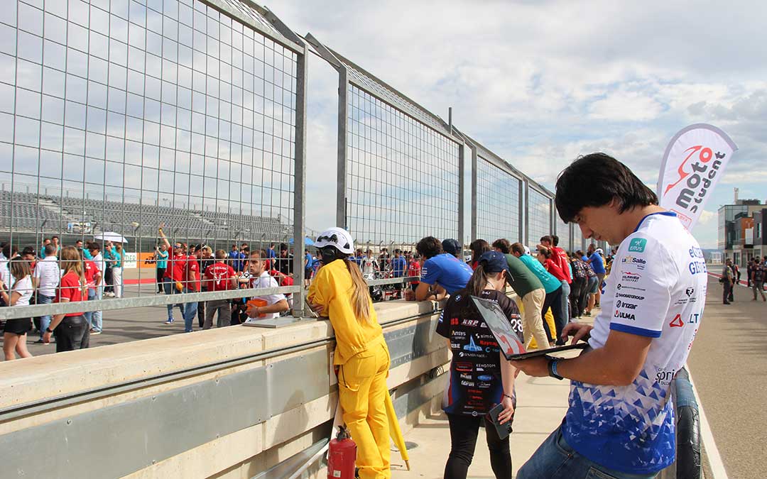 Alegría, tensión y adrenalina en el domingo de carreras de MotoStudent 2025. / B. Severino