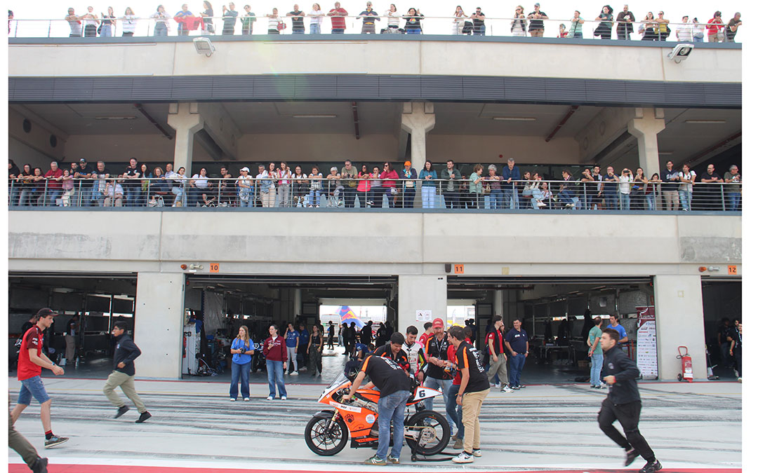 Alegría, tensión y adrenalina en el domingo de carreras de MotoStudent 2025. / B. Severino