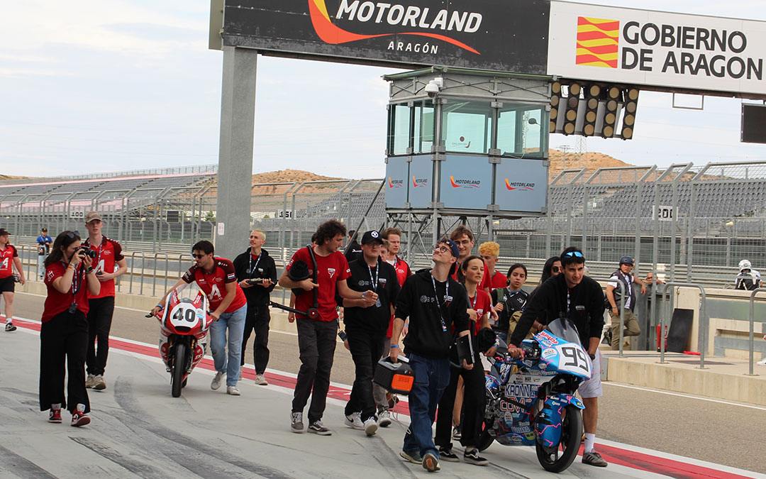 Alegría, tensión y adrenalina en el domingo de carreras de MotoStudent 2025. / B. Severino