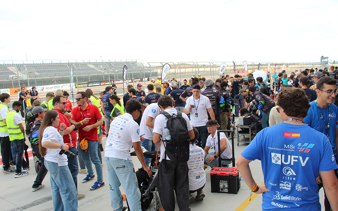 Alegría, tensión y adrenalina en el domingo de carreras de MotoStudent 2025. / B. Severino