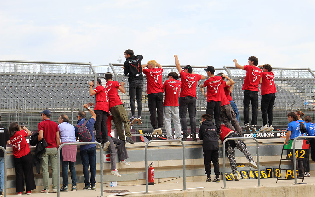 Alegría, tensión y adrenalina en el domingo de carreras de MotoStudent 2025. / B. Severino