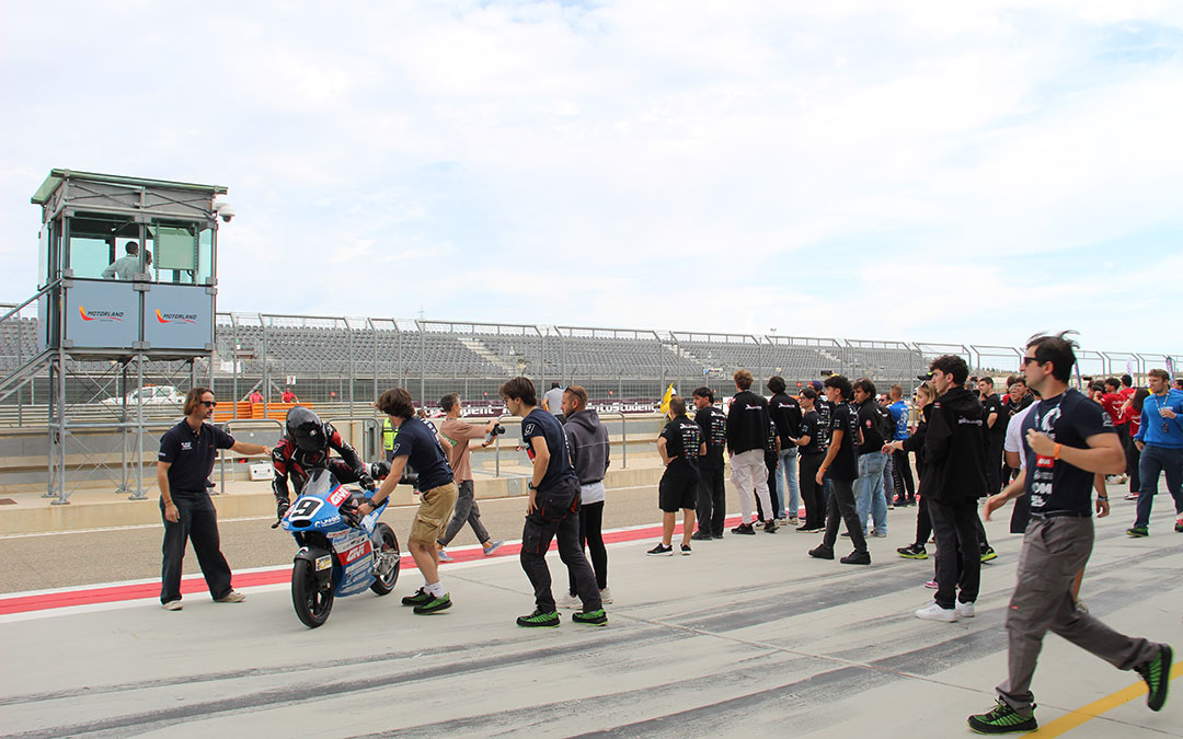 Alegría, tensión y adrenalina en el domingo de carreras de MotoStudent 2025. / B. Severino