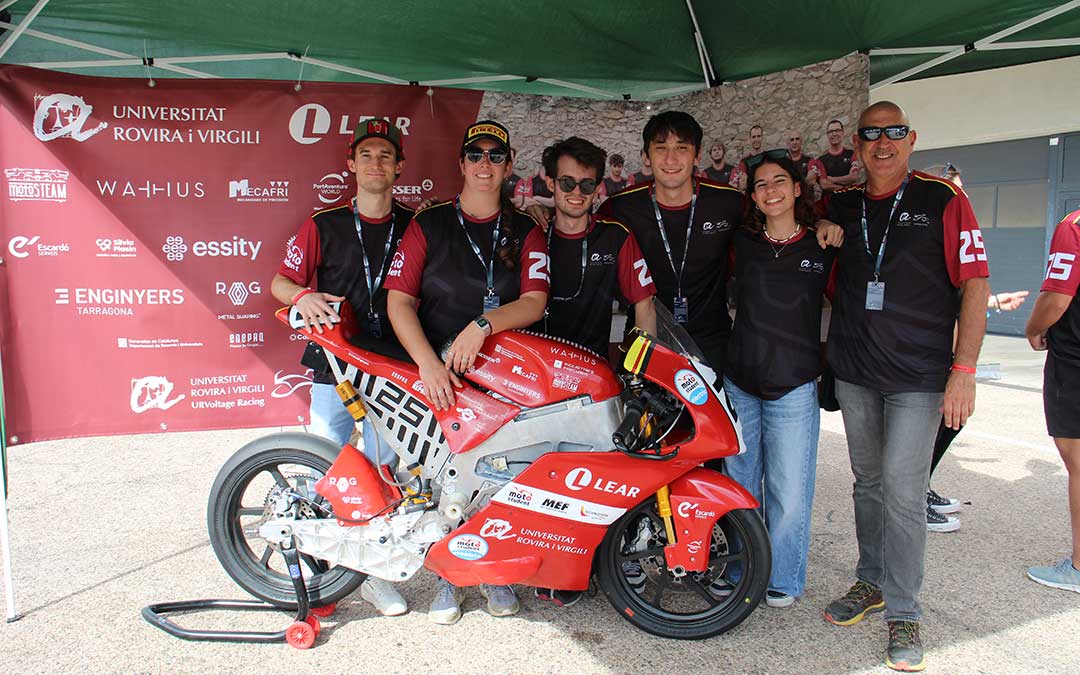 Lúa Vizcaíno, segunda por la izquierda, piloto de URVoltage Racing, de la Universitat Rovira i Virgili de Tarragona el domingo de carreras de MotoStudent 2025. / B. Severino