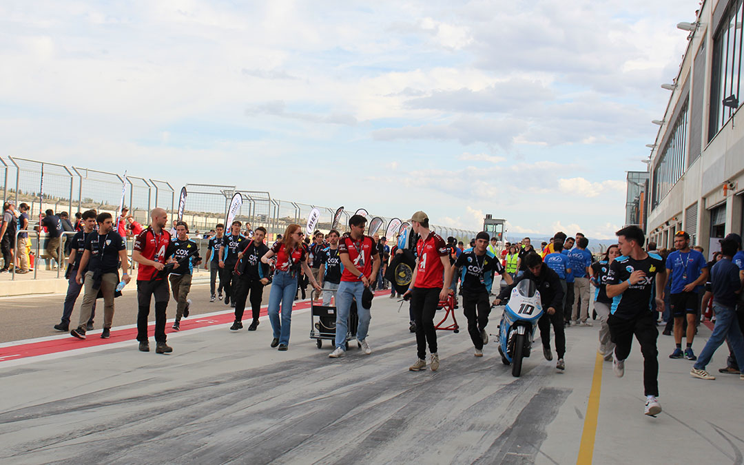 Alegría, tensión y adrenalina en el domingo de carreras de MotoStudent 2025. / B. Severino